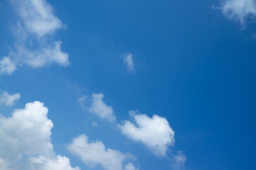 Naklejka premium clear blue sky with beautiful white clouds