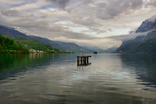Blick am Morgen auf den Walensee, Schweiz