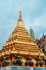 Fototapeta premium The Grand Palace complex is renowned for its stunning and elaborate design, showcasing a harmonious blend of traditional Thai architecture and Western influences.