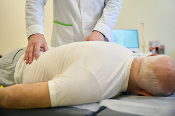 Obraz premium Patient lying on couch in doctor office