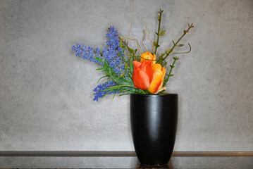 Künstliche Blumen in Vase