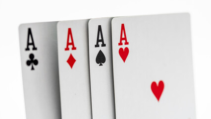 Cartas de una baraja formando un póker de ases, aislado en blanco