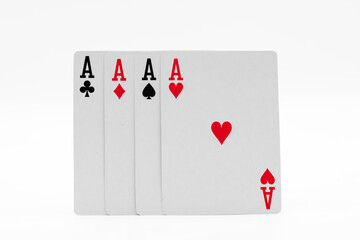 Cartas de una baraja formando un póker de ases, aislado en blanco