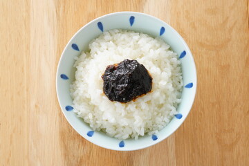 海苔の佃煮をのせたご飯