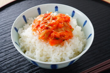 白菜キムチを乗せたご飯