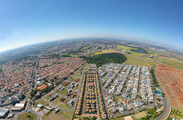 Imagem panorâmica aérea do Parque Brasil 500 em Paulínia, São Paulo SP. Maio de 2024 com condomínios sendo construídos entre bairros. 