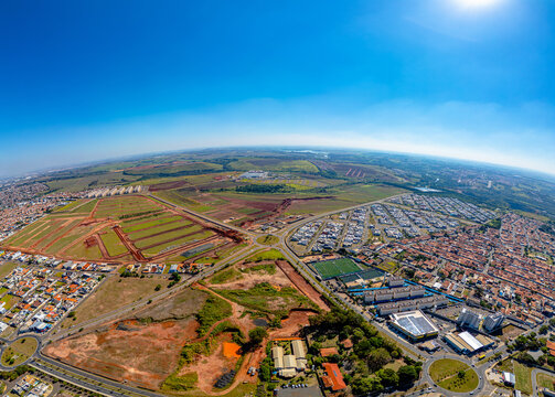 Imagem panor&acirc;mica a&eacute;rea do Parque Brasil 500 em Paul&iacute;nia, S&atilde;o Paulo SP. Maio de 2024 com condom&iacute;nios sendo constru&iacute;dos entre bairros. 