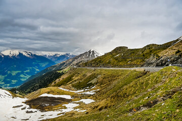 Obraz premium Jaufenpass, Passstrasse, Bergstrasse, Alpenpass, Aussicht, Berge, Jaufenspitze, St. Leonhard, Eisacktal, Naturpark, Wanderweg, Frühling, Südtirol, Italien