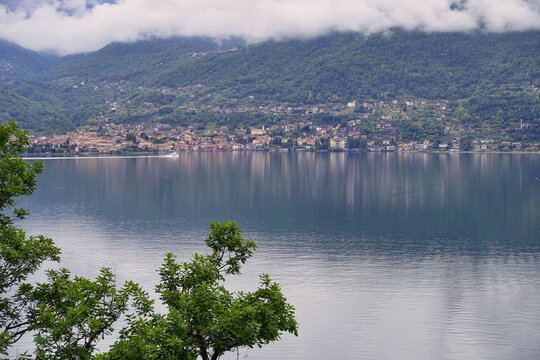 Blick von der Halbinsel Olgiasca &uuml;ber den Comersee auf das gegen&uuml;berliegende Ufer, Oberitalien
