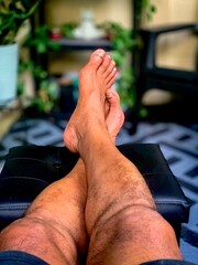 Obraz premium Relaxing on the balcony with feet up