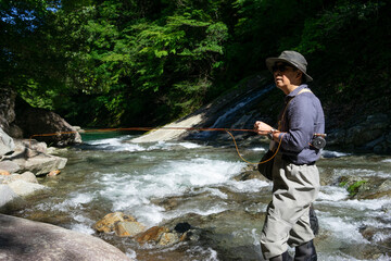 渓流釣りをする男性