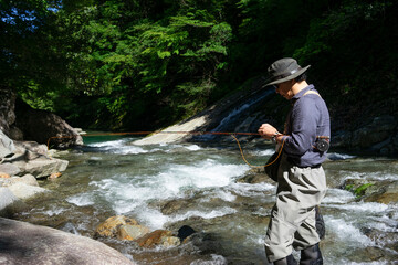 渓流釣りをする男性