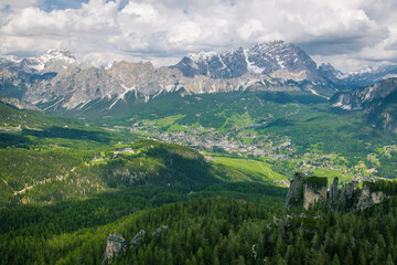 Obraz premium The Italian Alps, a majestic mountain range spanning the northern regions of Italy, are renowned for their breathtaking landscapes, diverse ecosystems, and vibrant cultural heritage.