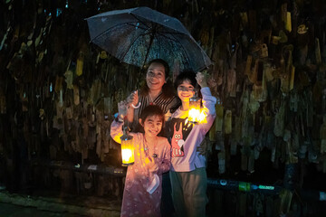 Obraz premium My family with a lamp Night view at Pilok, Kanchanaburi Ban E-Tong in Pilok Thailand