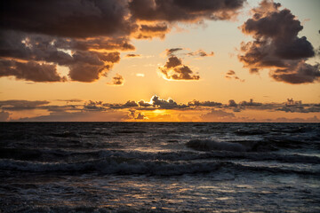 Zach&oacute;d słońca nad polskim morzem