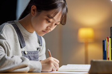 自室にて受験勉強をする女子高生