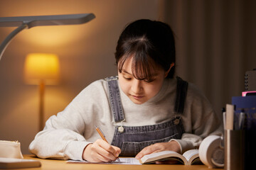 自室にて受験勉強をする女子高生