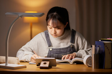 自室にて受験勉強をする女子高生