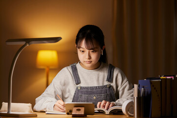自室にて受験勉強をする女子高生