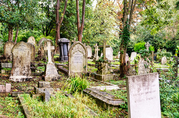 Großes Gräberfeld mit Grabsteinen auf dem Highgate Cemetery Ostteil Camden, London	
