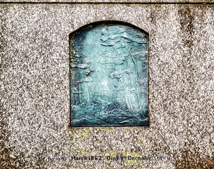 Schöne Kupferplatte in einem Grabstein auf dem Highgate Cemetery Ostteil Camden, London	
