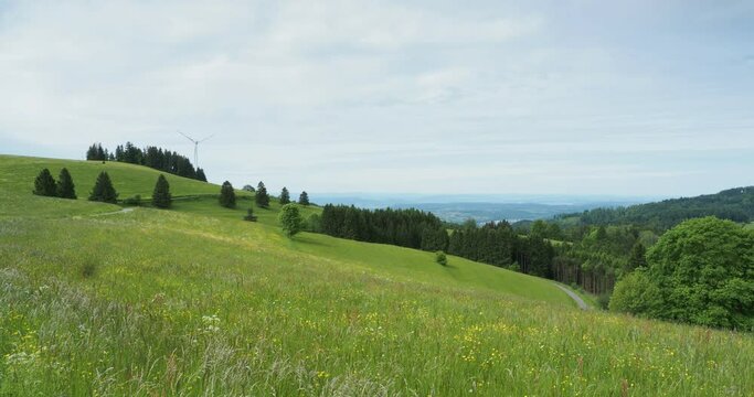 Auf den H&ouml;hen von Gersbach (Schopfheim) H&ouml;hle Eiche. Panoramasicht auf das Rheintal, die hohen Berge der Schweiz und des s&uuml;dlichen Schwarzwalds

