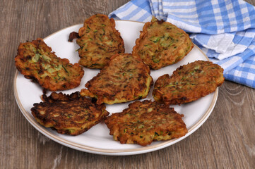 Assiette de beignets de courgettes maison en gros plan