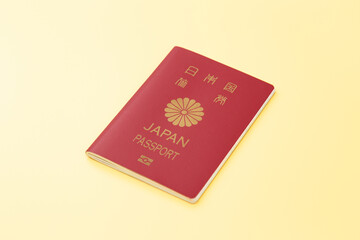 黄色背景にパスポート
