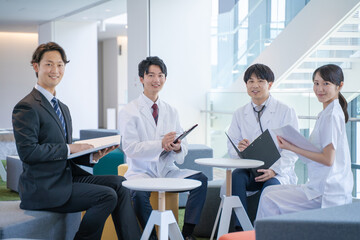病院でミーティングする医師と看護師とビジネスマン