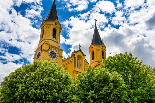 Bruneck, Brunico, Pfarrkirche, Kirche, Oberstadt, Altstadt, Schloss, Schlossweg, Pfarrplatz, Pustertal, Raingasse, Dolomitenregion, Dolomiten, Kronplatz, Fr&uuml;hling, Sommer, S&uuml;dtirol, Italien