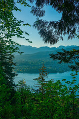 Obraz premium atardecer en un mirado en burnaby canada