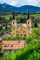 Fototapeta premium Bruneck, Brunico, Pfarrkirche, Kirche, Oberstadt, Altstadt, Schloss, Schlossweg, Pfarrplatz, Aussicht, Pustertal, Raingasse, Dolomitenregion, Dolomiten, Kronplatz, Frühling, Sommer, Südtirol, Italien