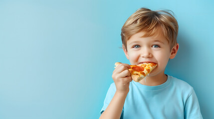 Ni&ntilde;o sonriendo mientras come una pizza