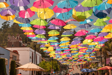 Calles del pueblo mágico de Metepec en el Estado de México, con sus coloridas fachadas