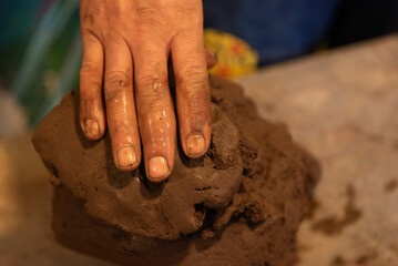 Artesano mostrando el proceso de creación de una artesanía hecha en barro, en el pueblo mágico de Metepec Estado de México 