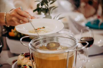 Nalewanie zupy do talerza © rozentuzjazmowany