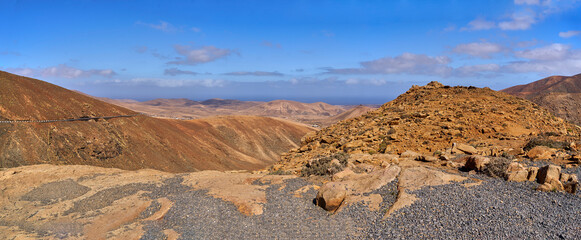Panorama der Vulkanlandschaft auf der spanischen Kanaren Insel Fuerteventura

