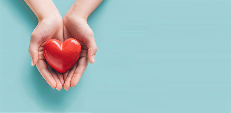 Coração vermelho nas mãos sobre fundo azul