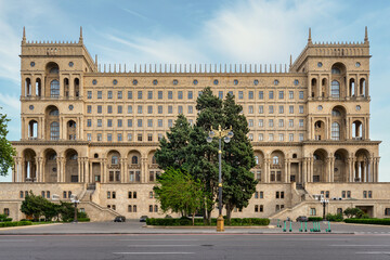 Obraz premium The grand facade of the Government Palace of Azerbaijan in Baku, showcasing elegant architecture against a bright blue sky