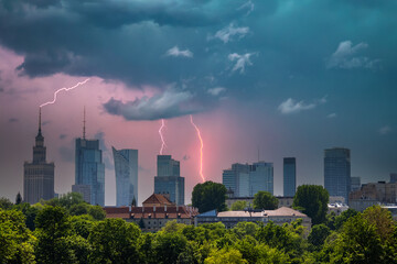 Burza nad miastem. Warszawa Polska