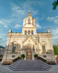 Obraz premium A view of the Holy Myrrhbearers Cathedral in Baku, Azerbaijan, a Russian Orthodox Church with a traditional dome and ornate facade