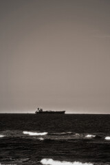 Obraz premium strange photos with large ship