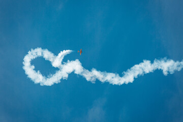 Airplane make smoke trails and loop