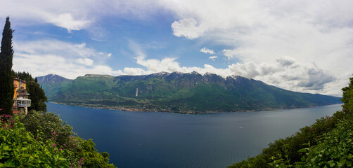 Panoramablick von dem zauberhaften Ort Pieve di Tremonsine über den Gardasee auf den Ort Malcesine