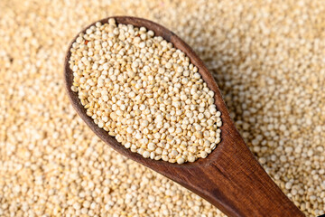 raw quinoa seeds