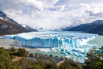 Panoramic view over walkway and bright blue and white colored icefield and terminus of the Perito...
