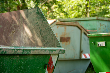 Foto von Containern für verschiedene Abfälle. Recyclingcontainer mit Unschärfe im Hintergrund