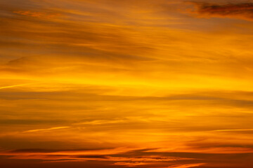 Cielo naranja al atardecer