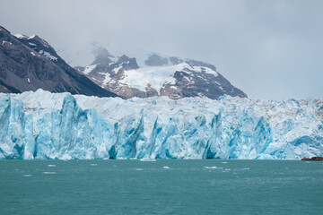 Vistas del Glaciar Perito Moreno y el Lago Argentino, en El Calafate, Patagonia Argentina	