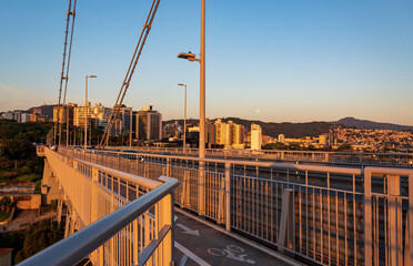 a lua, os prédios e o  visto da  ponte Hercílio Luz de Florianópolis, Santa Catarina, Brasil Florianopolis